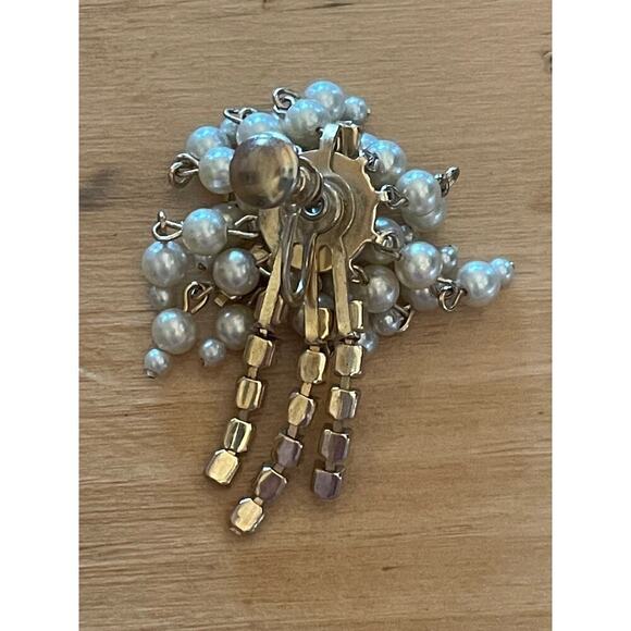 Beautiful Pair of Vintage Dangle/tassel clip on earrings.Faux pearl & diamonds. - Picture 4 of 4